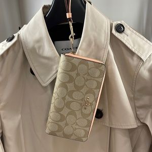 Coach Long Zip Around Wallet In Signature Canvas
IM/Light Khaki/Faded Blush